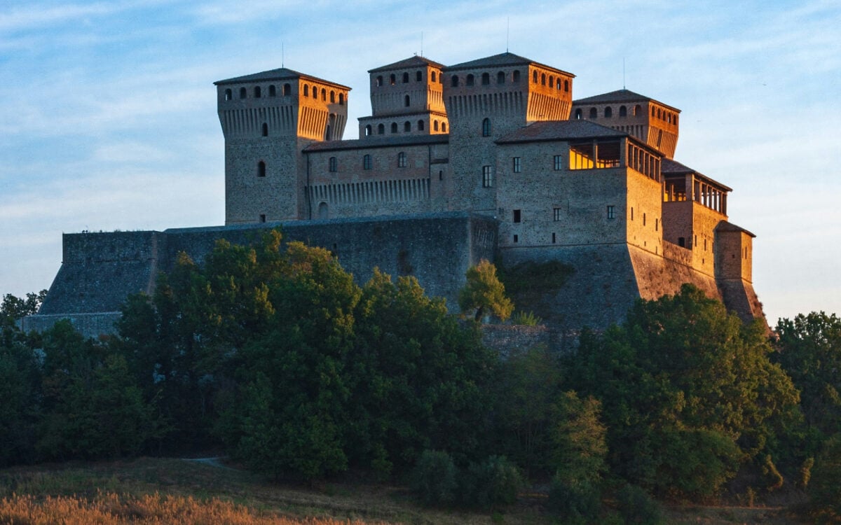 Questo borgo dell’Emilia Romagna è dominato da un romantico Castello che ruberà il vostro cuore