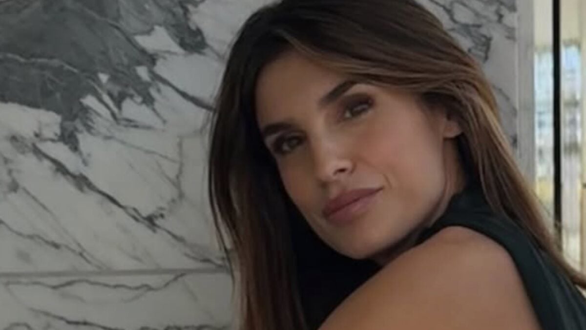 Elisabetta Canalis innamorata di queste particolari sneakers di Kanye West (FOTO)