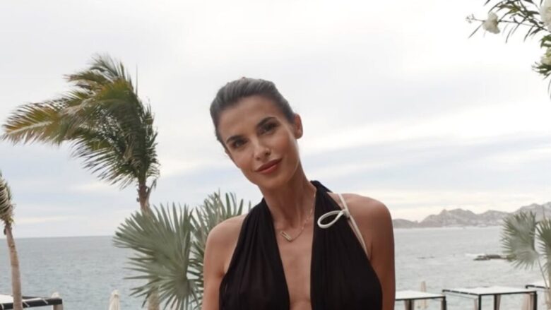 Elisabetta Canalis in Messico con la particolare Jumpsuit: è super HOT