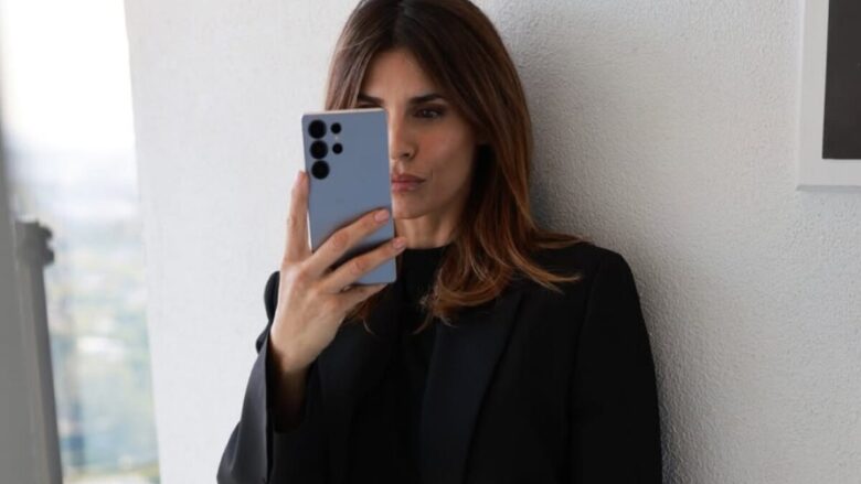 Elisabetta Canalis sexy e chic con questo Look total black 