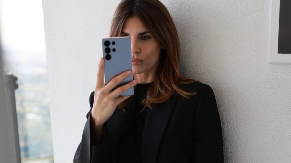 Elisabetta Canalis sexy e chic con questo Look total black 