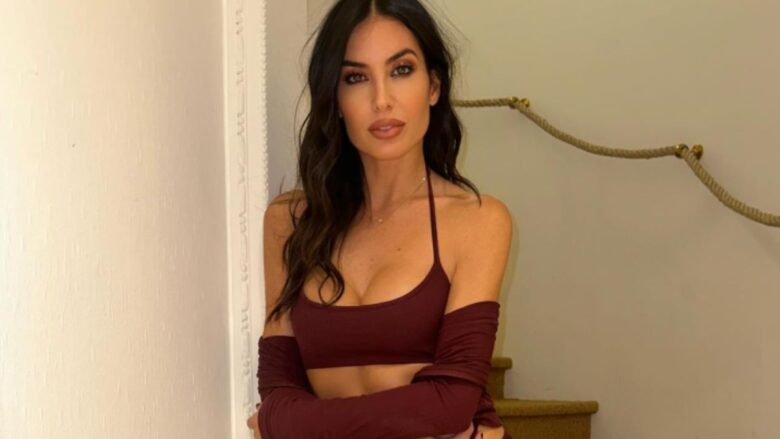 Elisabetta Gregoraci, che eleganza con la camicia bianca e il pantalone gessato: il Look da lavoro e non solo!