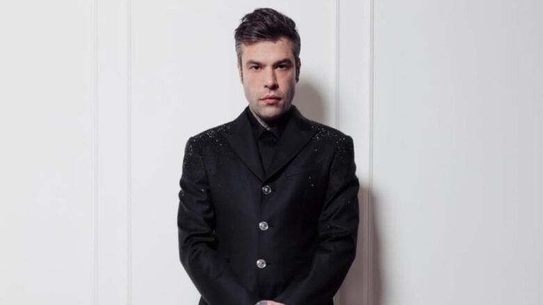 Fedez e il messaggio nascosto nella giacca che ha portato a Sanremo 2025