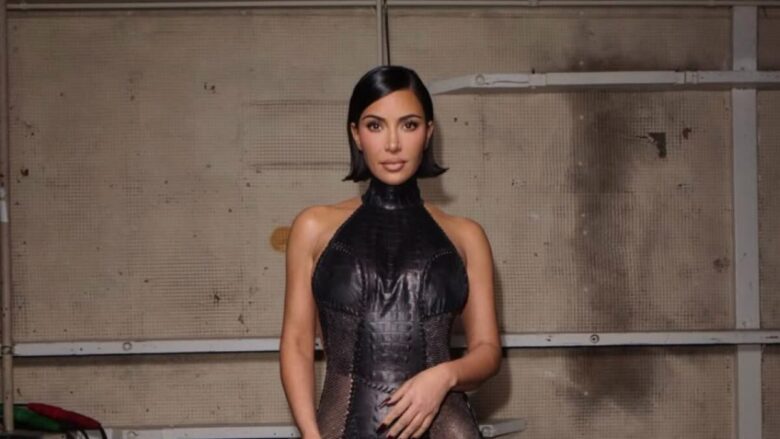 Kim Kardashian si presenta all’evento di beneficienza con l’abito in pelle di Alligatore (FOTO)