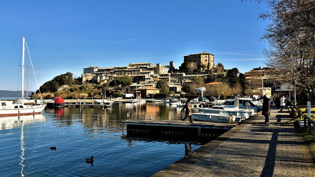 Uno splendido borgo arroccato sul Lago di Bolsena, la meta ideale per un weekend di Primavera