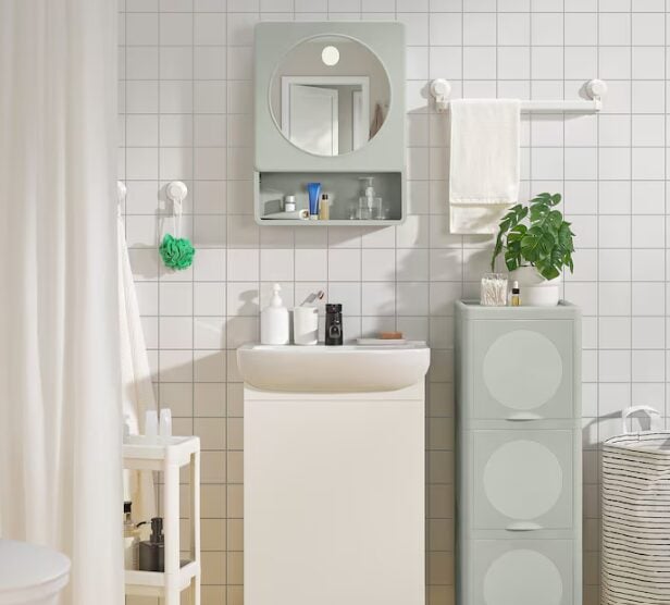 Mobile e specchio, il set perfetto per arredare bagni piccoli è firmato IKEA