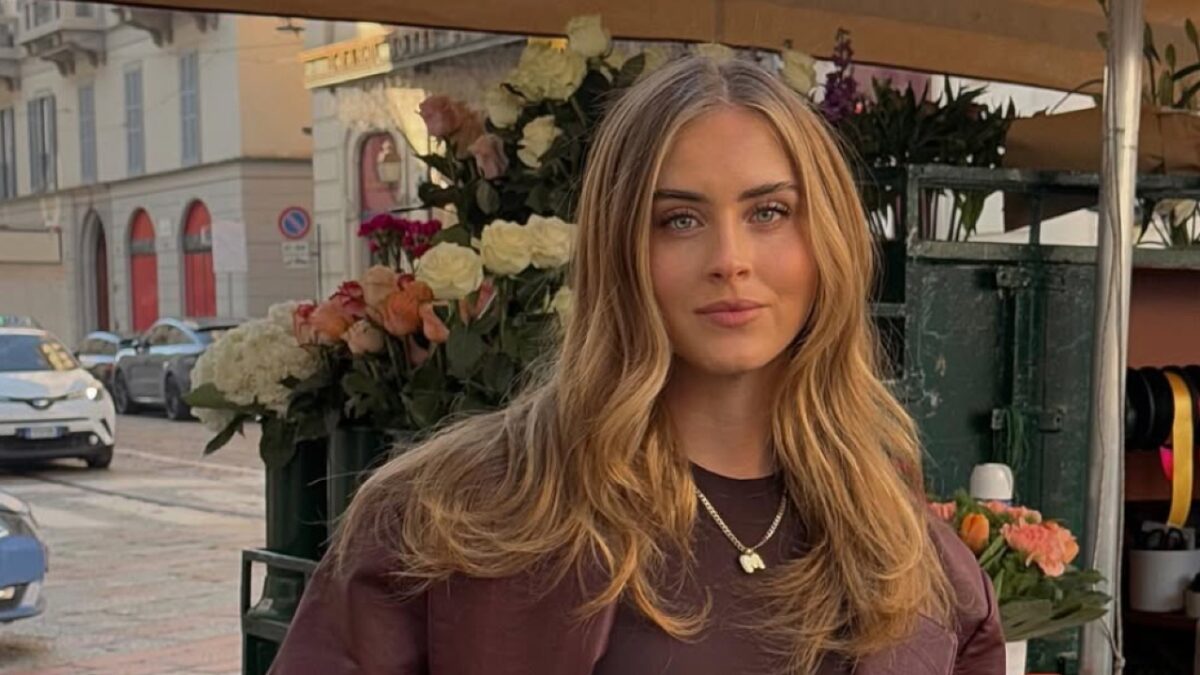 Valentina Ferragni, Burgundy che passione: il Look è da dieci e lode