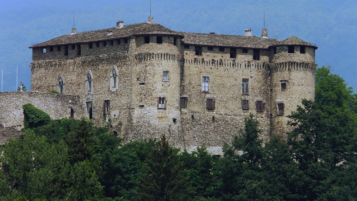 Scopri questo splendido Borgo e il suo fiabesco Castello sull’Appennino parmense