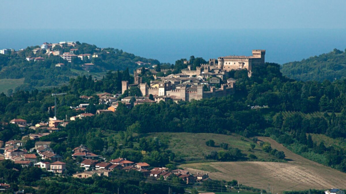 In questo bellissimo borgo marchigiano si è consumata una delle storie d’amore più famose della letteratura italiana