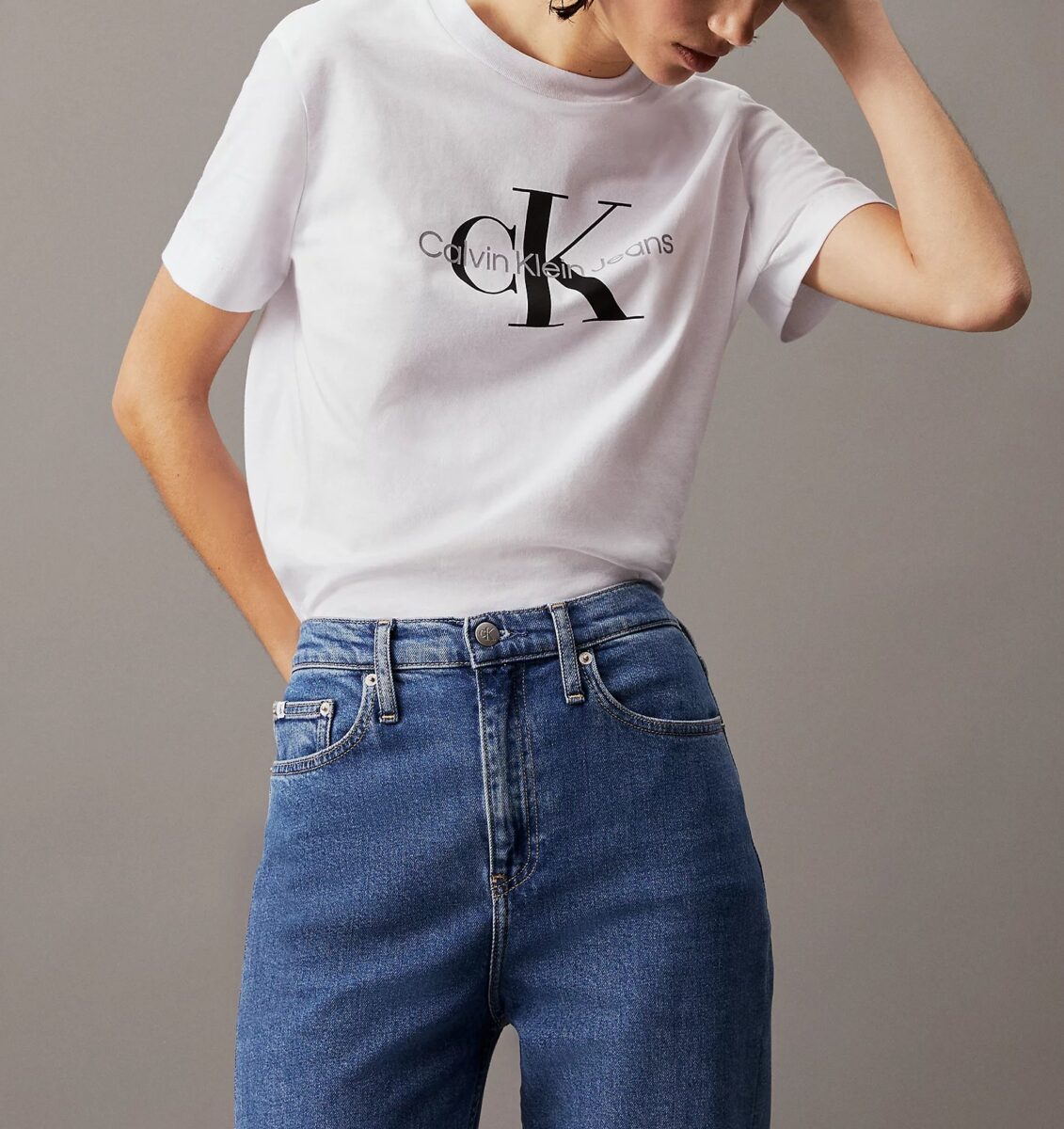 La T-shirt più amata del momento è firmata Calvin Klein. Tutte la vogliono!