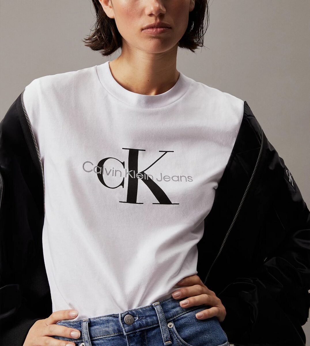 La T-shirt più amata del momento è firmata Calvin Klein. Tutte la vogliono!