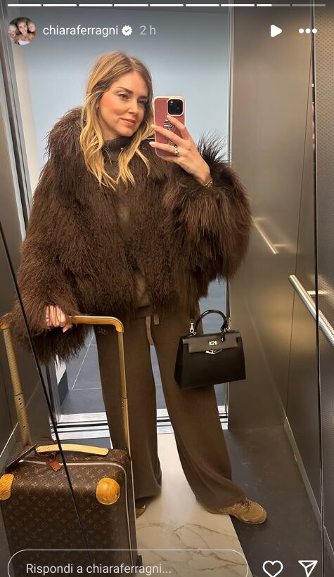 Chiara Ferragni vola in Spagna con un look comfy ma chic perfetto per viaggiare: scoprilo qui!