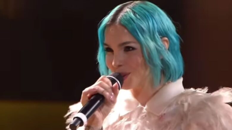 Sanremo 2025, Rose Villain per la serata delle cover punta sul suo stile con un mini dress con piume firmato Fendi