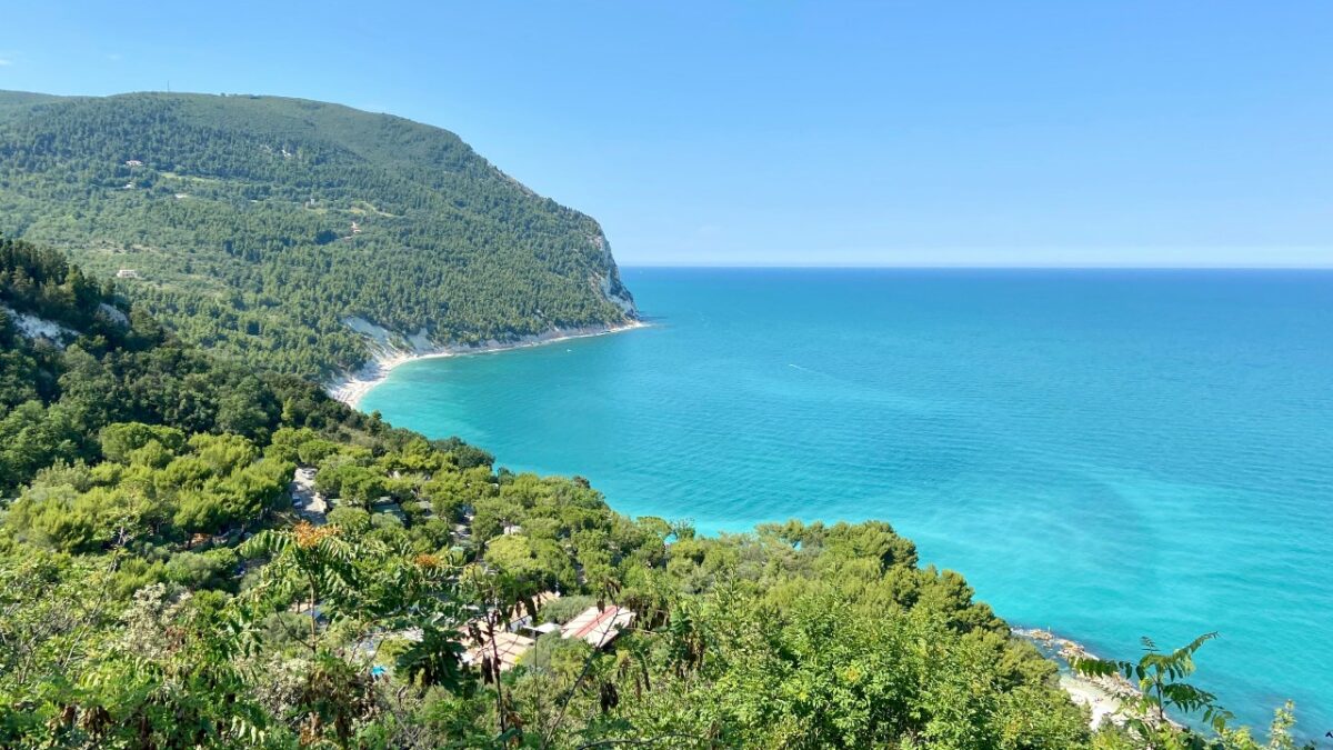 Definito la Perla del Conero, è tra i Borghi più belli delle Marche…