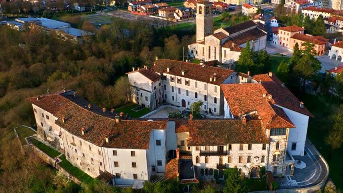 Colorato da incantevoli Mosaici è uno dei (nuovi) Borghi più belli d’Italia