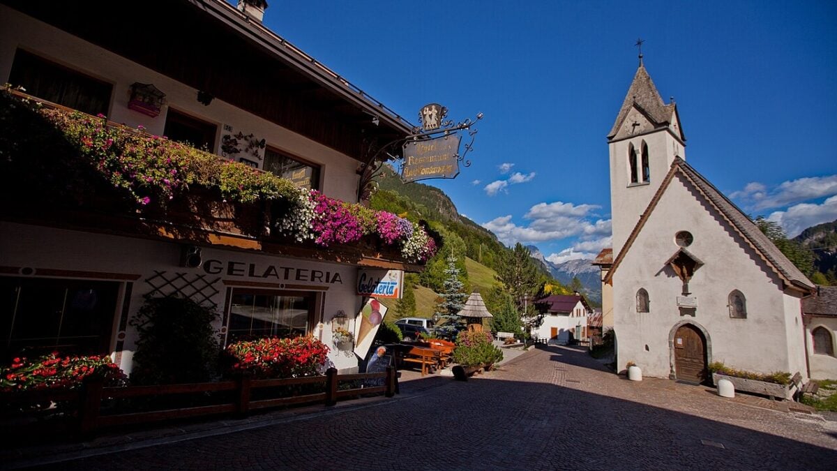 Un meraviglioso Borgo nel cuore delle Dolomiti da scoprire in Primavera