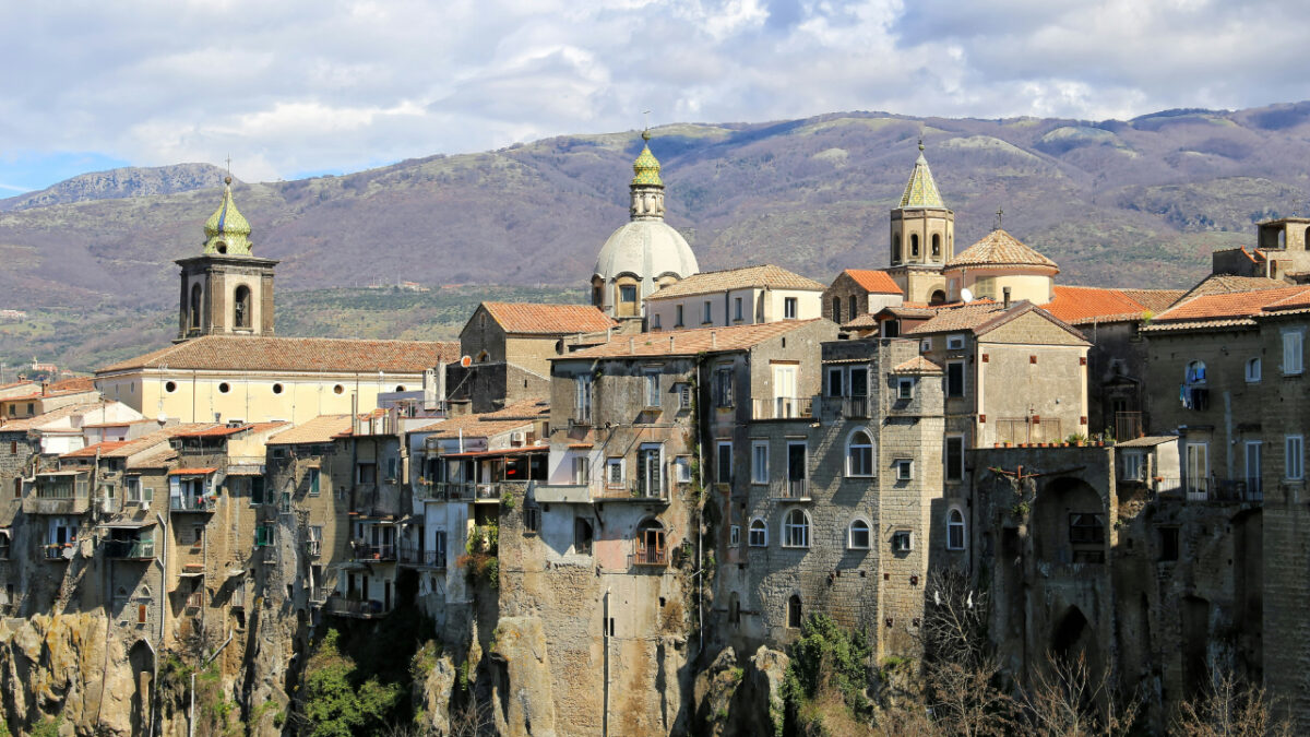 Ecco tutte le cose da vedere in questo borgo campano sospeso sul tufo…