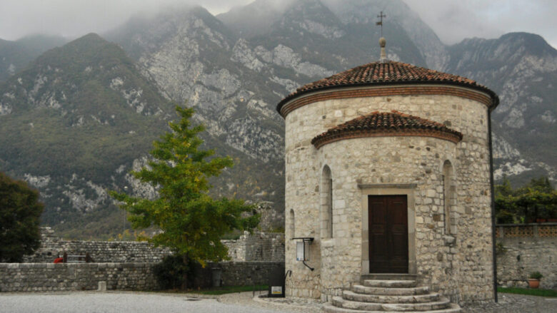 Un suggestivo borgo italiano dove storia e mistero si intrecciano