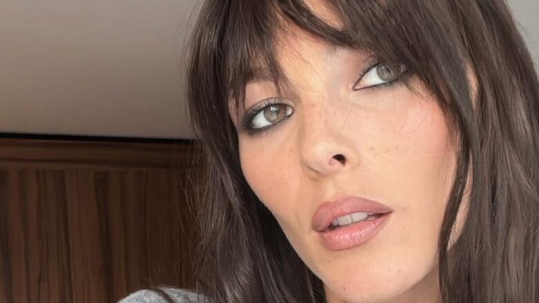 Vittoria Ceretti apre la sfilata di Chanel a Parigi con questo look iconico