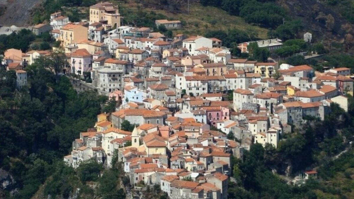 Uno splendido Borgo adagiato ai piedi del Pollino: ecco la Calabria nascosta che vale la pena scoprire…