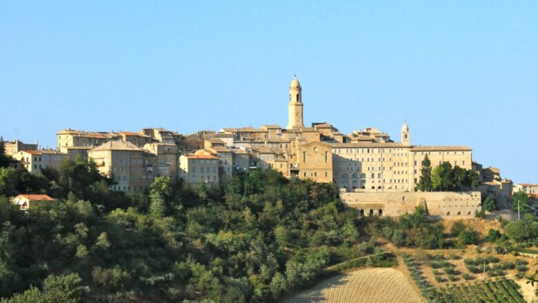 Un borgo marchigiano che sembra uscito da una cartolina: torri, vicoli e panorami da sogno