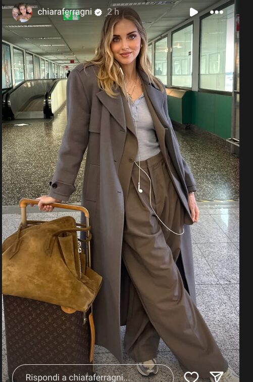 Chiara Ferragni, anche in viaggio non rinuncia allo stile più elegante con il tailleur giacca pantaloni e il trench!