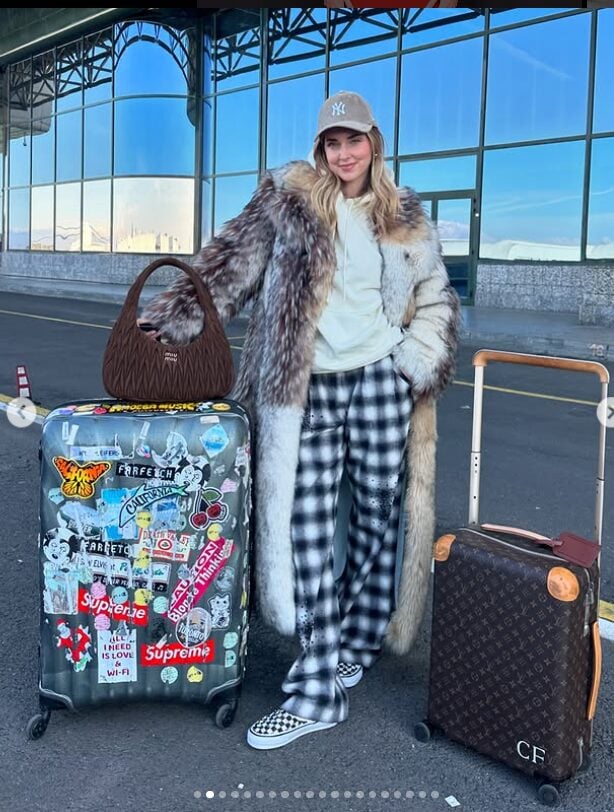 Chiara Ferragni, anche quando viaggia non rinuncia allo stile più cool con i pantaloni a quadri!