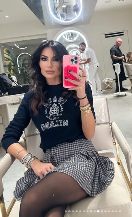 Elisabetta Gregoraci sfoggia la gonna che non passa mai di moda: guarda qui!