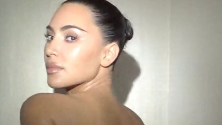 Kim Kardashian brilla al Vanity Fair Oscar Party 2025 con un ‘clean girl’ makeup