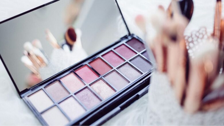 Ombretti: ecco i colori su cui puntare per un make up di Primavera très chic!